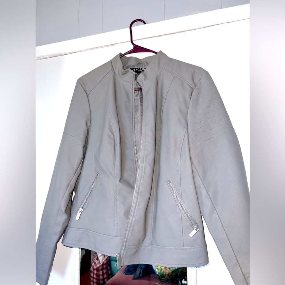 Full zip leather jacket. Medium
